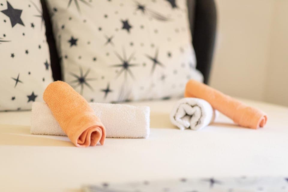 Bed, Bedroom, towels