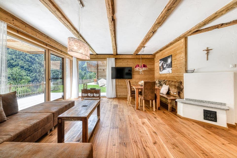 Living room, Seating area, Dining area