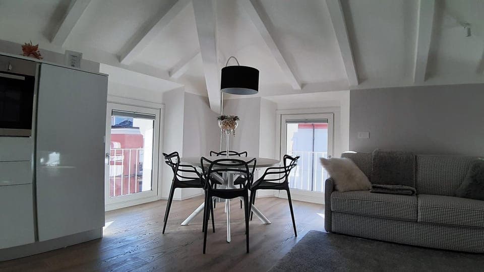 Seating area, Dining area