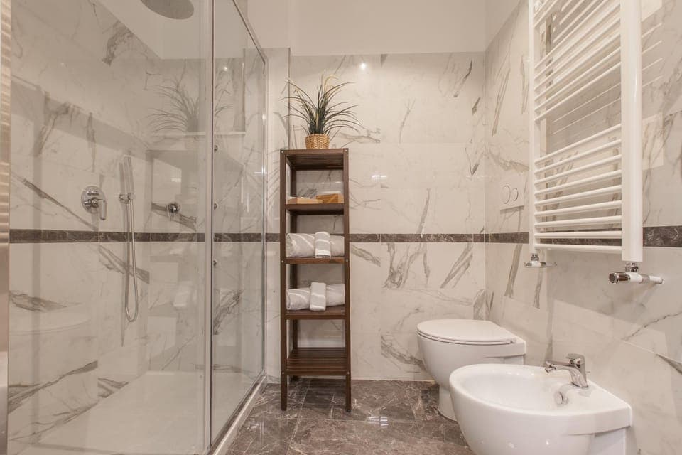 Shower, Toilet, Bathroom, bidet, towels