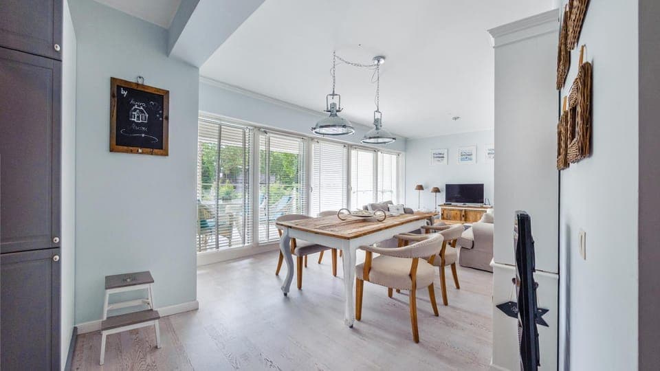 TV and multimedia, Living room, Seating area, Dining area