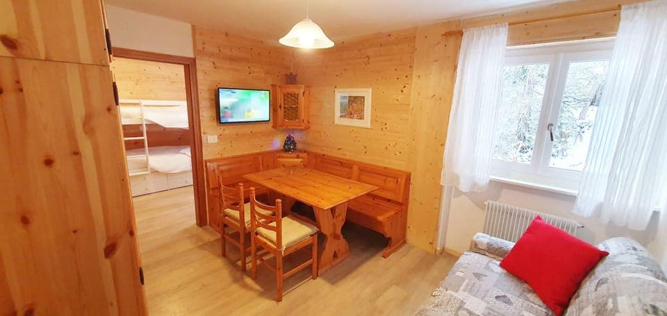 Communal lounge/ TV room, Bed, TV and multimedia, Living room, Photo of the whole room, Evening entertainment, Bedroom, hair dresser