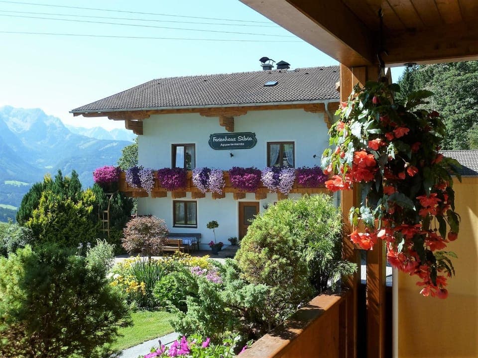 Day, Decorative detail