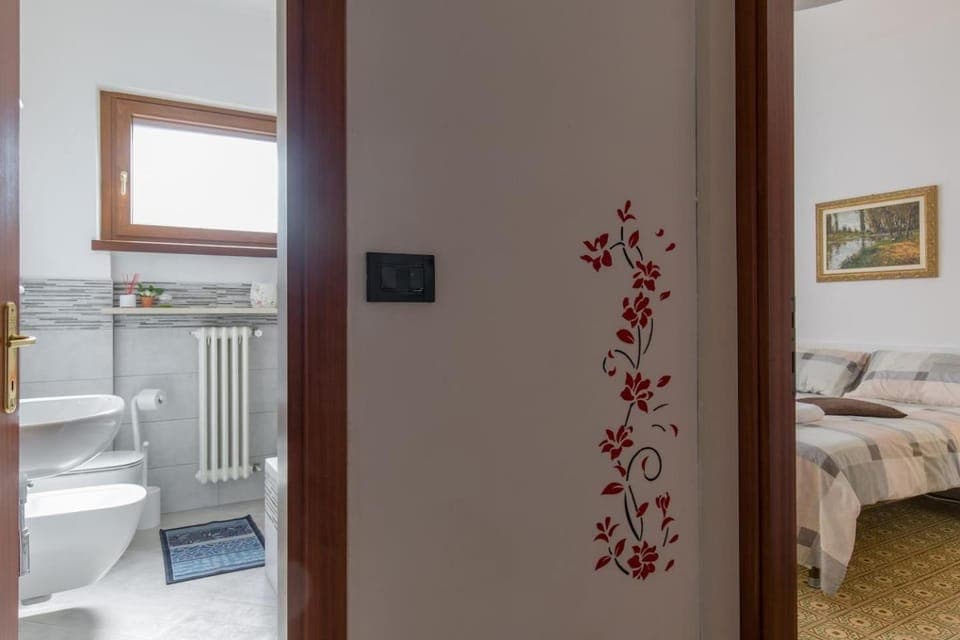 Toilet, Bed, Bathroom, Bedroom, towels