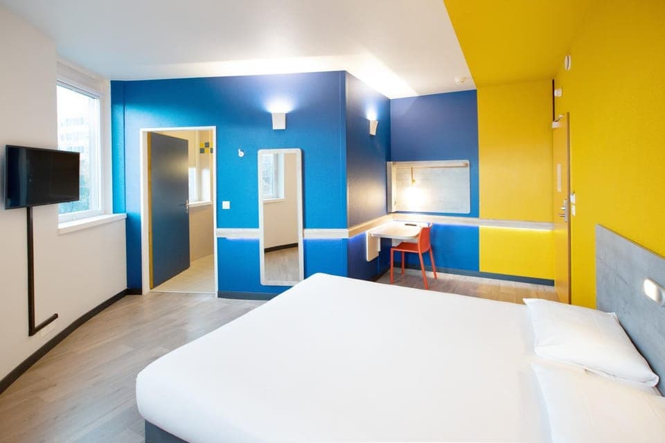 Photo of the whole room, Bedroom, acessibility