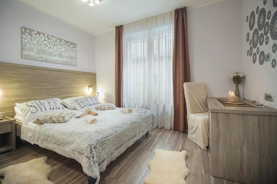 Bed, Bedroom, City view, Landmark view