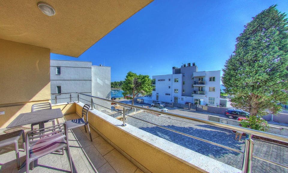 Nearby landmark, Restaurant/places to eat, Day, Neighbourhood, Summer, Balcony/Terrace, Seating area, On site, Sea view, Street view