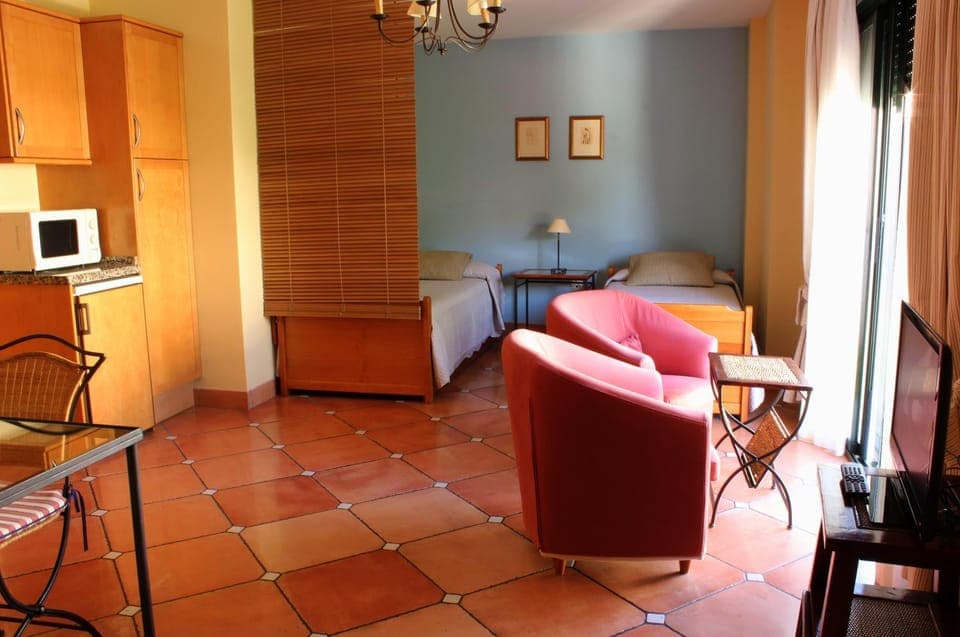 Bed, TV and multimedia, Seating area