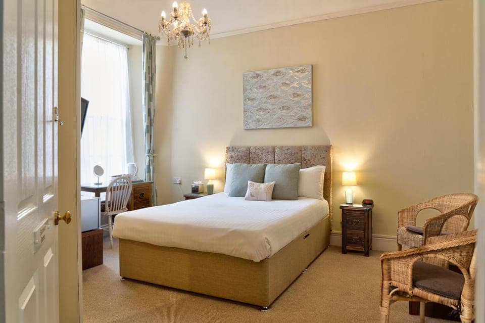 Shower, Bathroom, TV and multimedia, Coffee/tea facilities, Decorative detail, Seating area