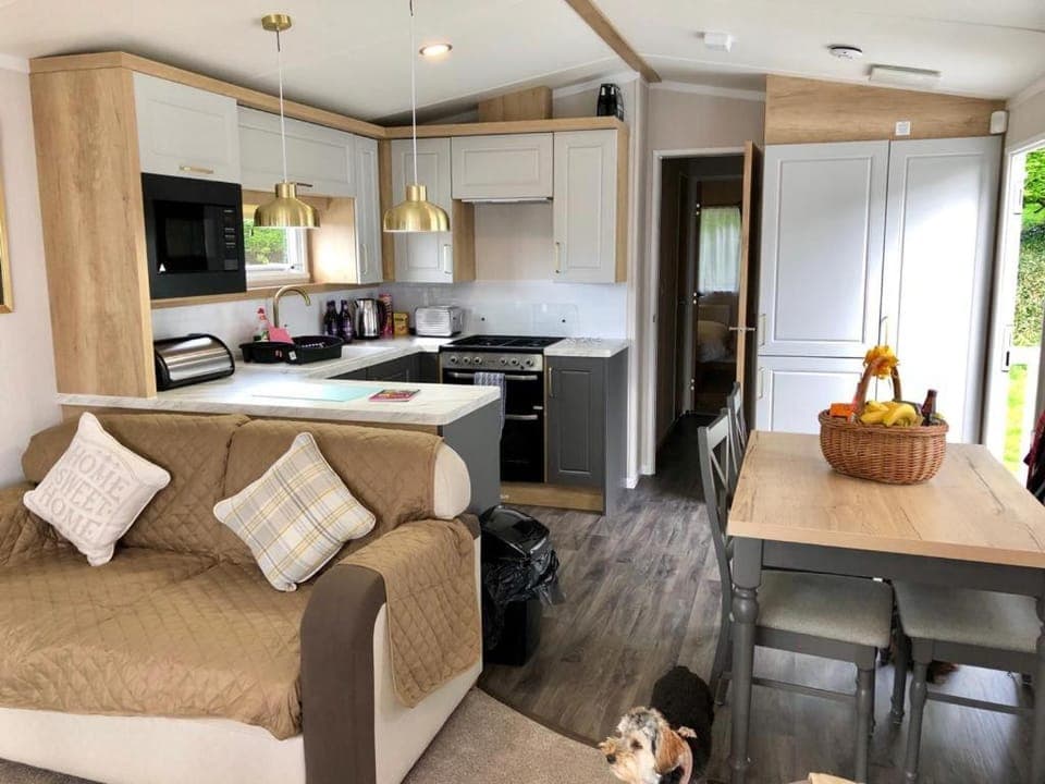 Kitchen or kitchenette, Living room, Seating area, Dining area, minibar, pet friendly