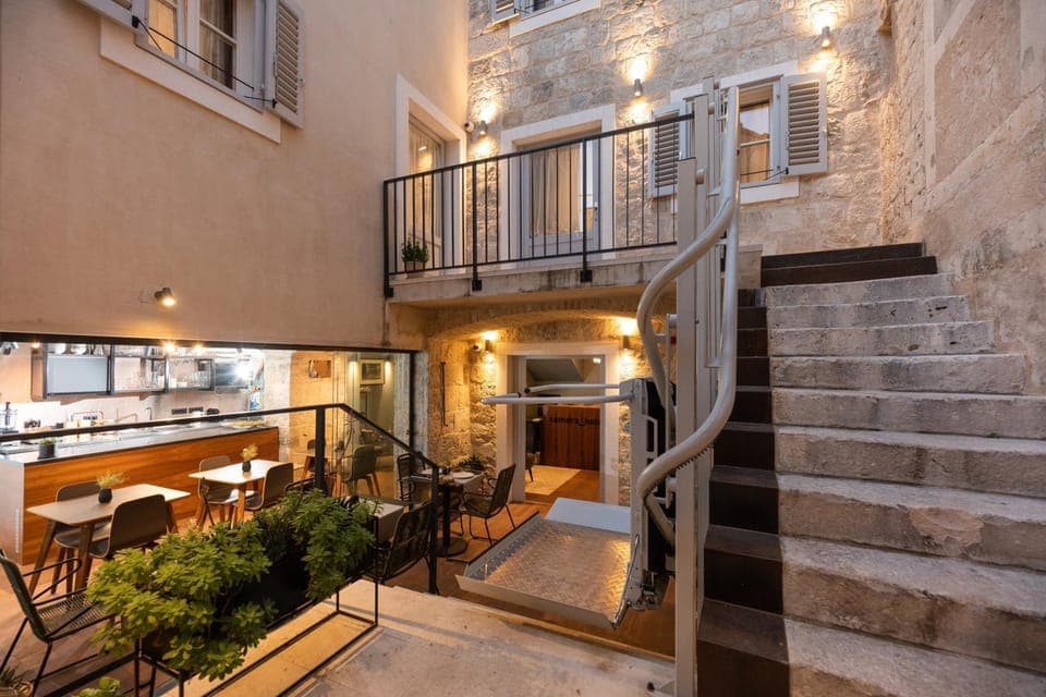 Property building, Patio, Facade/entrance, Balcony/Terrace, Breakfast, Buffet breakfast