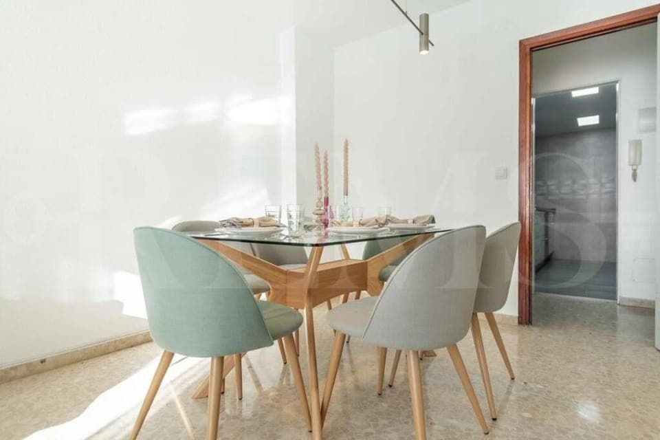 Seating area, Dining area