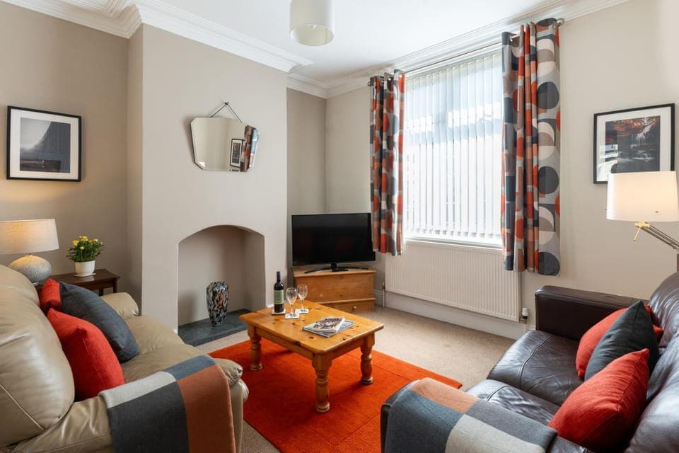 TV and multimedia, Living room, Seating area, Evening entertainment