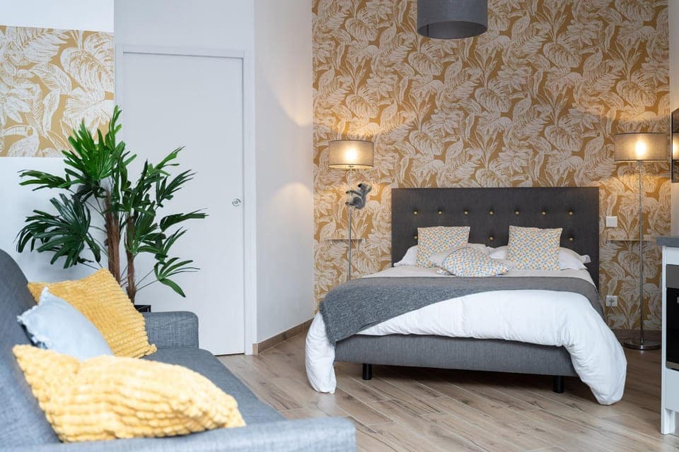 Bed, Living room, Photo of the whole room, Seating area