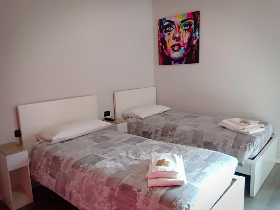 Bed, Bedroom, towels