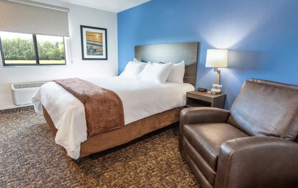 Bed, Seating area, Bedroom