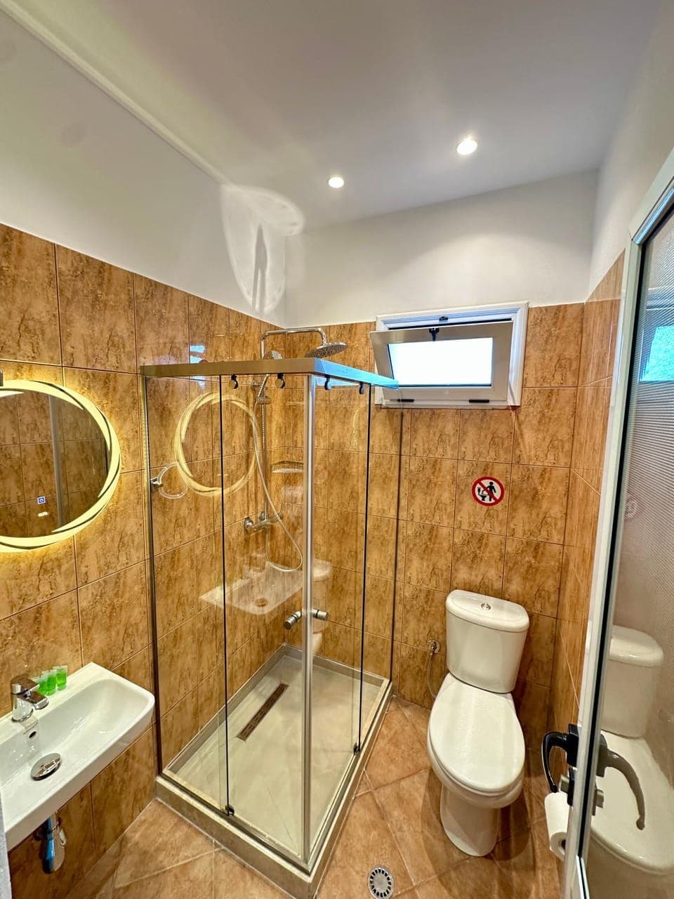 Shower, Toilet, Bathroom, bidet, towels