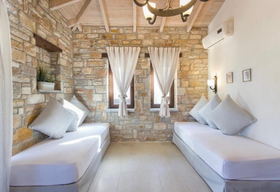 Bed, Photo of the whole room, Seating area, Bedroom