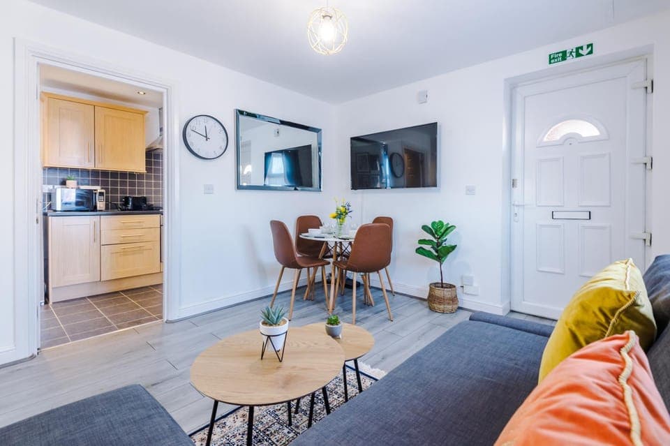 TV and multimedia, Living room, Seating area, Dining area