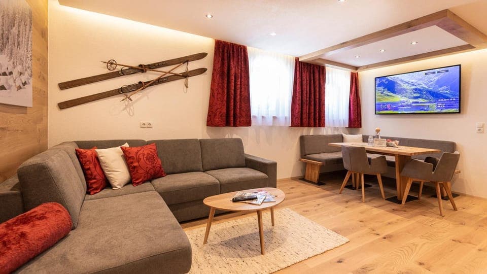 Living room, Lounge or bar, Seating area, Dining area