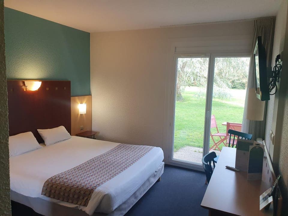 Bed, Bedroom, Garden view