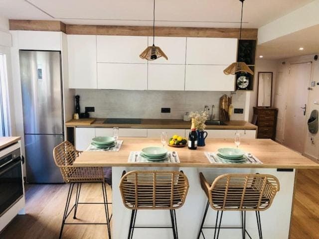 Kitchen or kitchenette, Dining area