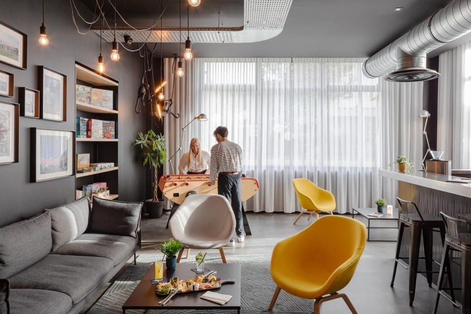 Restaurant/places to eat, Living room, Seating area, group of guests