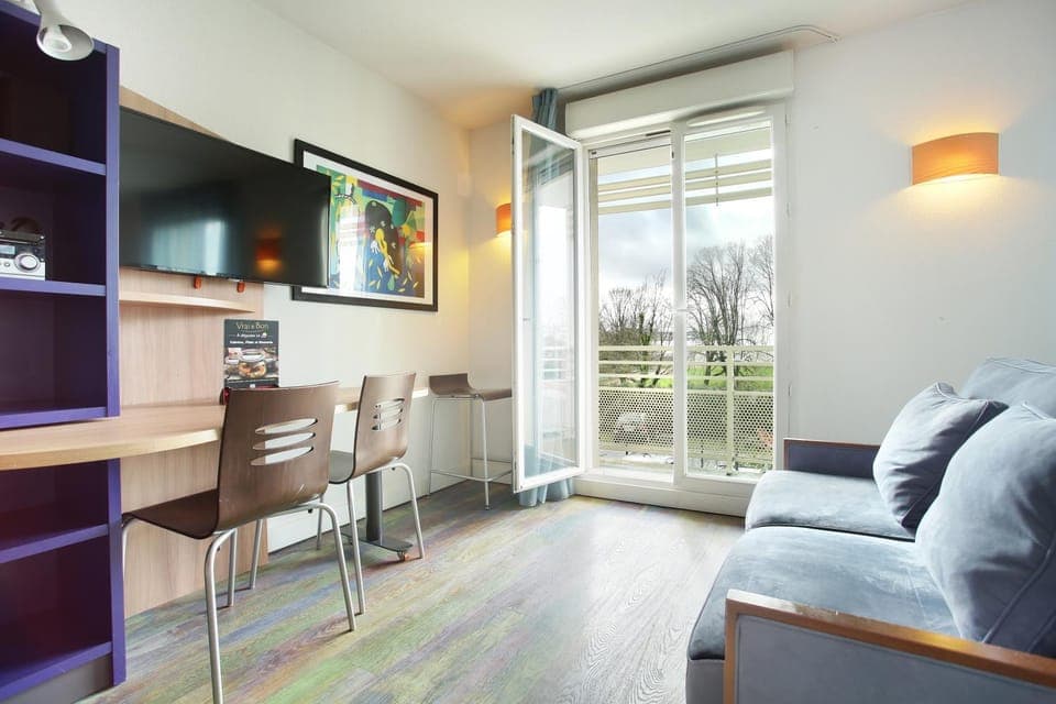 Communal lounge/ TV room, TV and multimedia, Balcony/Terrace, Living room, Seating area, Dining area, Street view