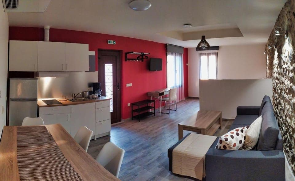 Kitchen or kitchenette, Living room, Seating area, Dining area