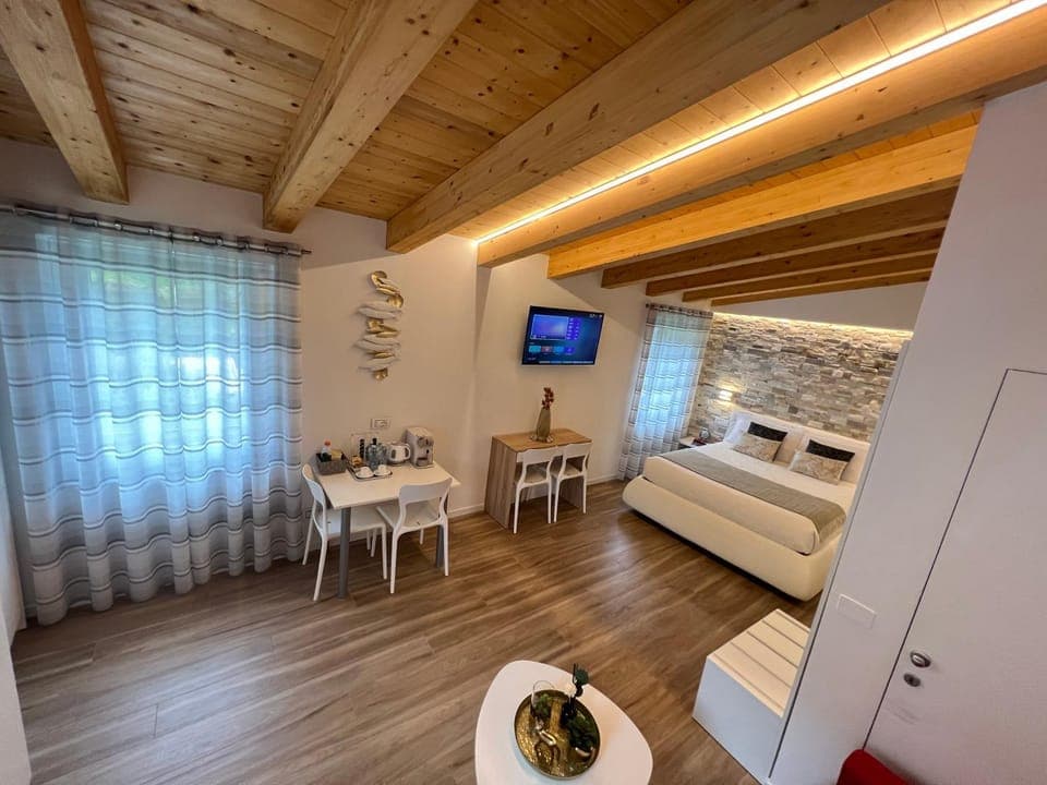 Bed, Living room, Photo of the whole room, Dining area, Bedroom