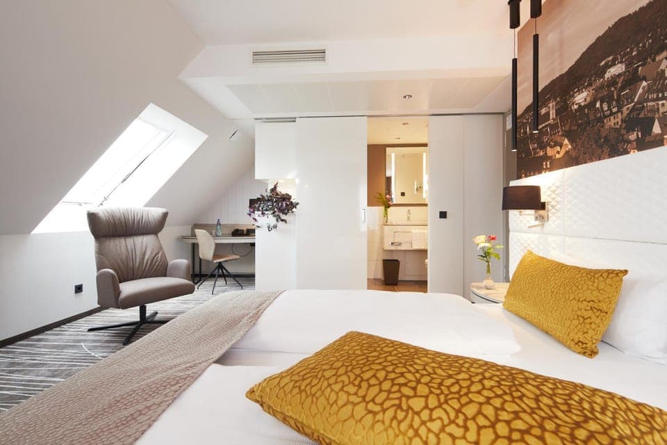 Photo of the whole room, Bedroom