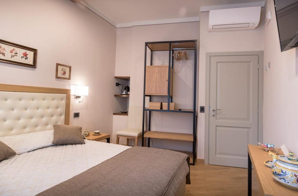 Photo of the whole room, Bedroom, wardrobe