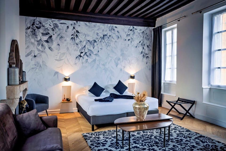 View (from property/room), Photo of the whole room, Decorative detail, Family, fireplace