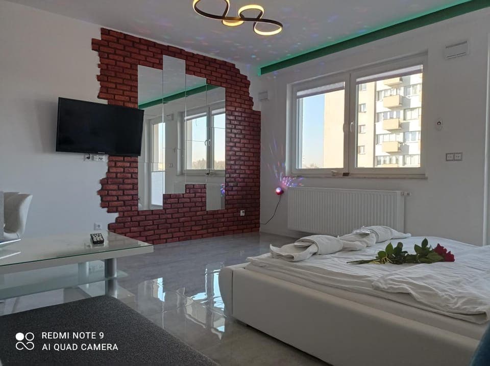 Communal lounge/ TV room, Bed, TV and multimedia, Living room, Photo of the whole room, Seating area, Evening entertainment, Bedroom, towels