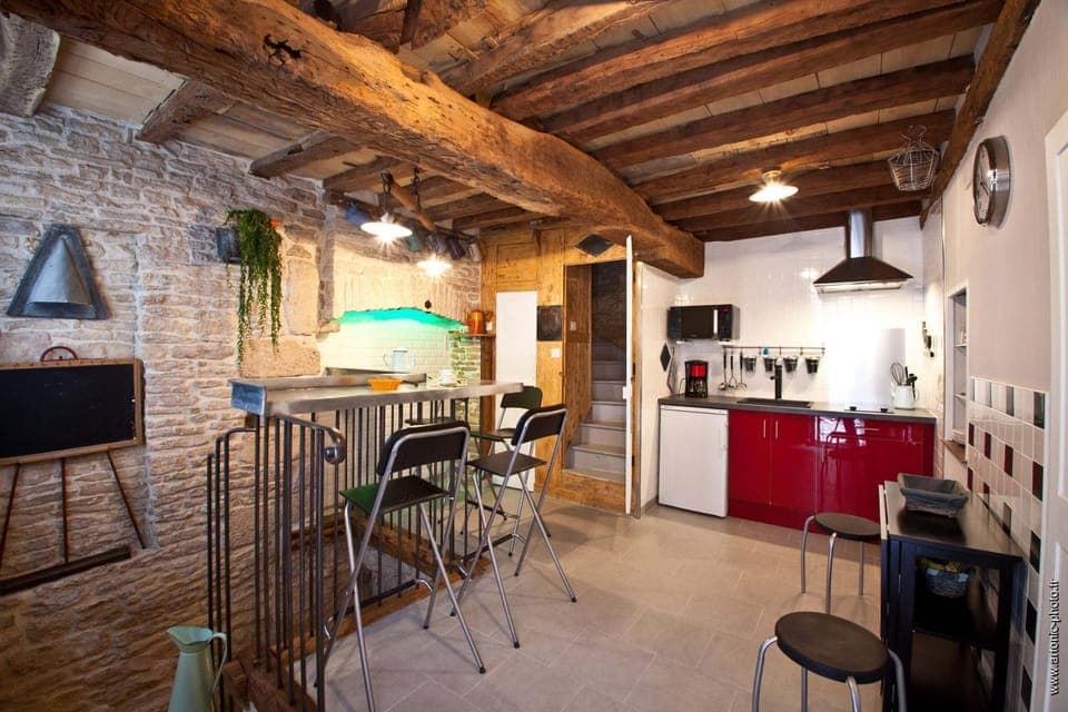 Kitchen or kitchenette, Dining area