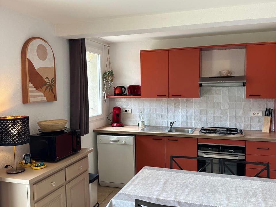 Kitchen or kitchenette, Dining area, dishwasher, oven, stove