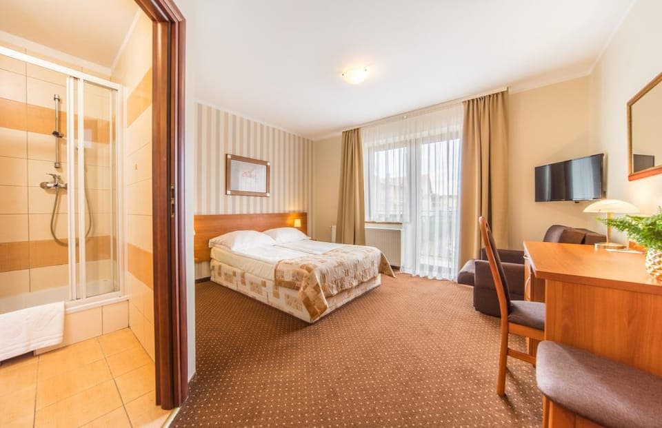 Bed, Bathroom, TV and multimedia, Photo of the whole room, Bedroom, towels