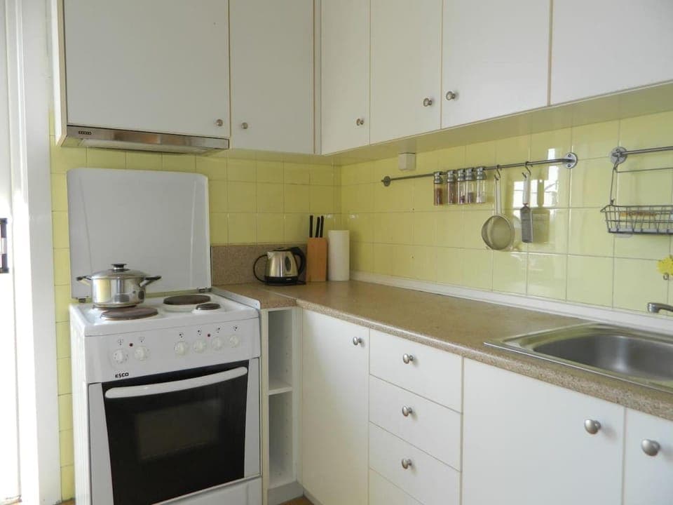 Coffee/tea facilities, Kitchen or kitchenette, stove