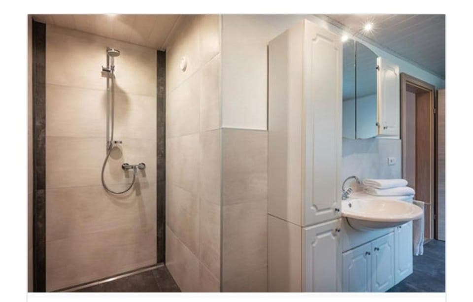 Shower, Bathroom, towels