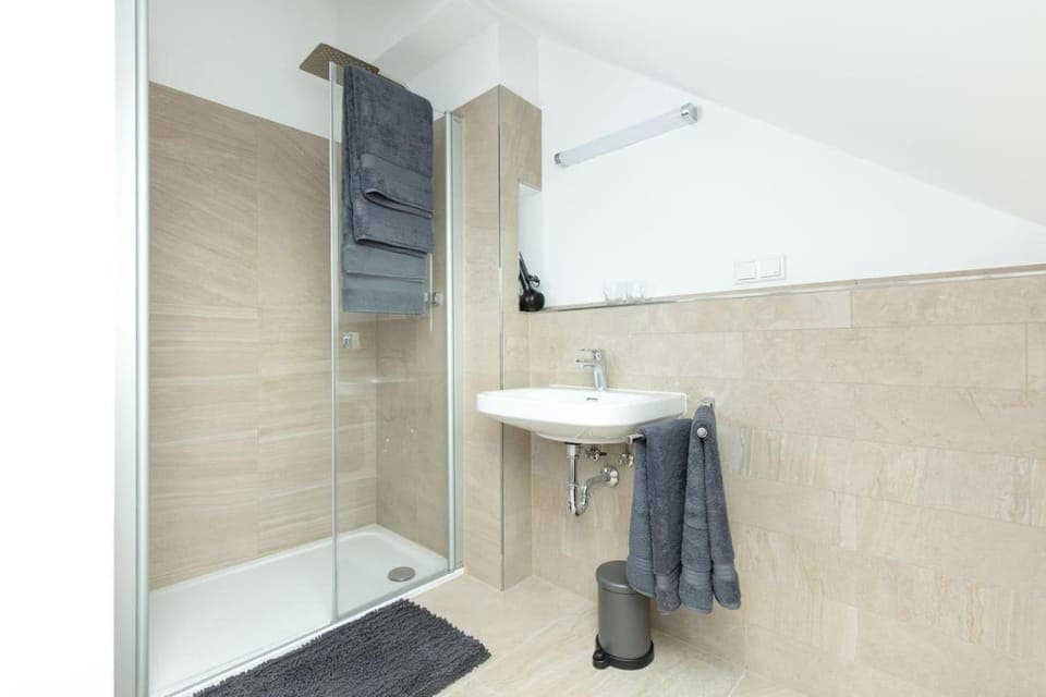 Shower, Toilet, Bathroom, towels