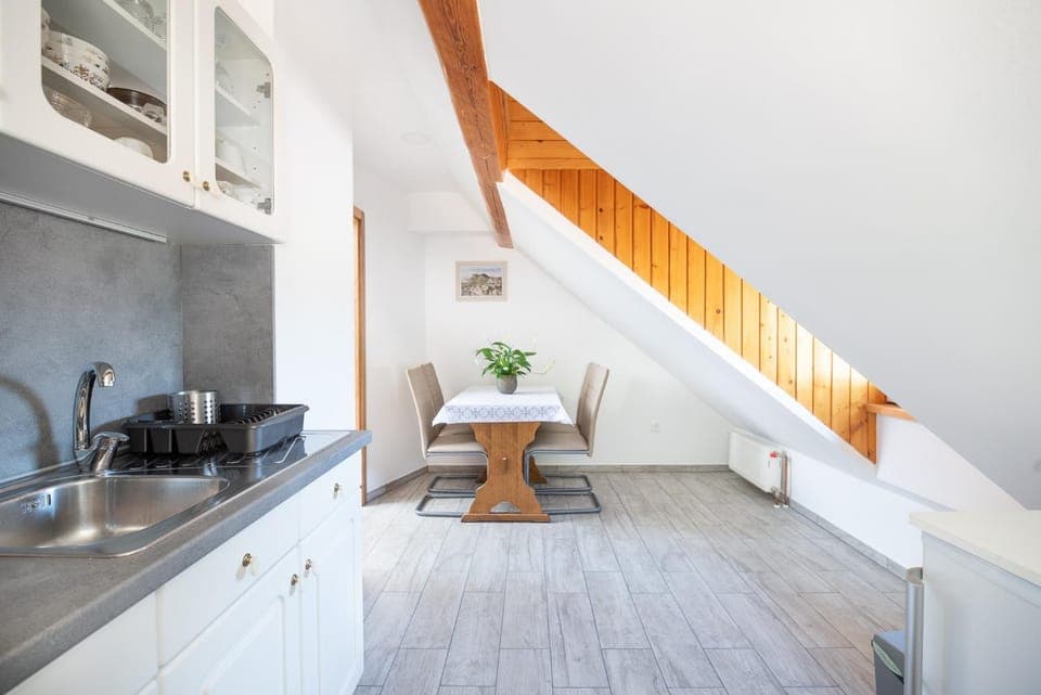 Kitchen or kitchenette, Dining area