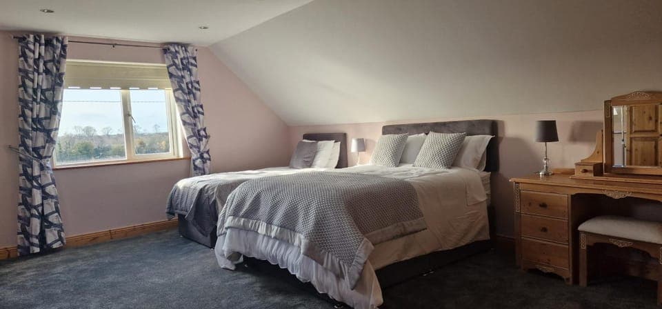 Bed, Photo of the whole room, Bedroom, Garden view, Mountain view