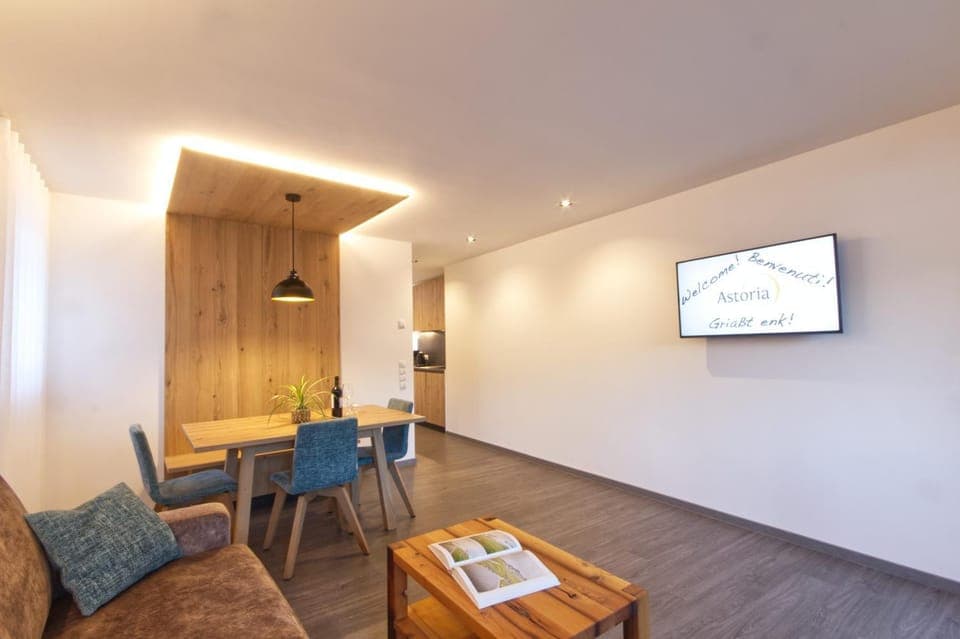 TV and multimedia, Living room, Seating area, Dining area