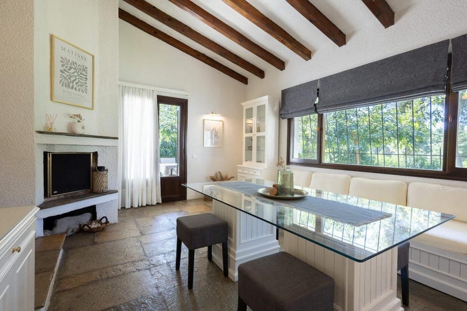 TV and multimedia, Living room, Dining area