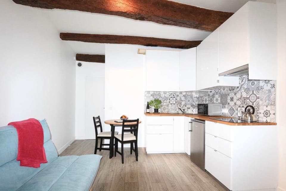 Kitchen or kitchenette, Dining area