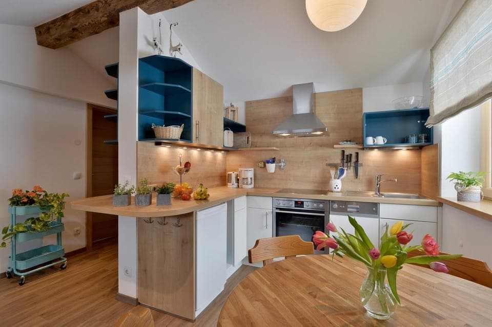 Kitchen or kitchenette, Dining area