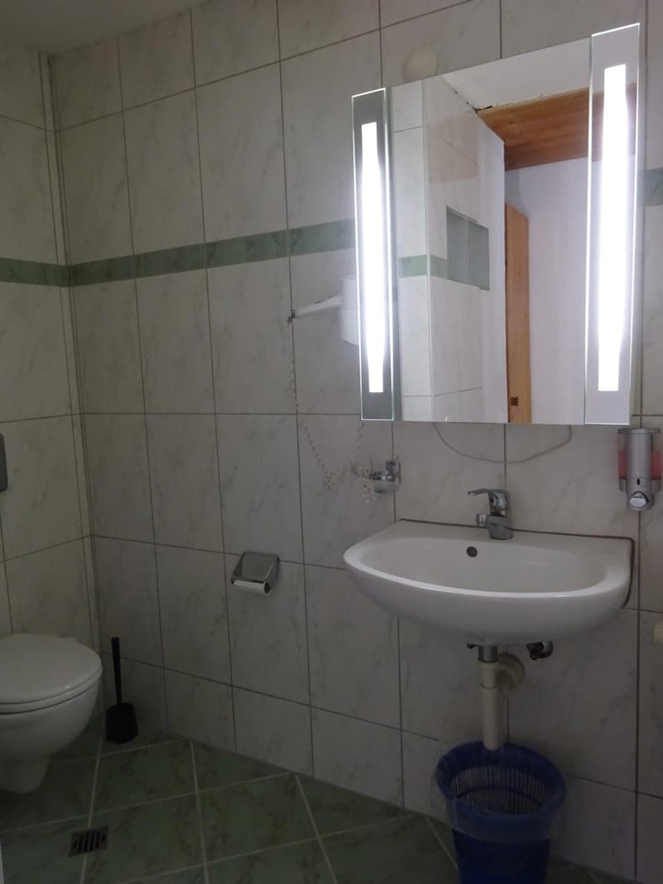 Toilet, Bed, Bathroom, TV and multimedia