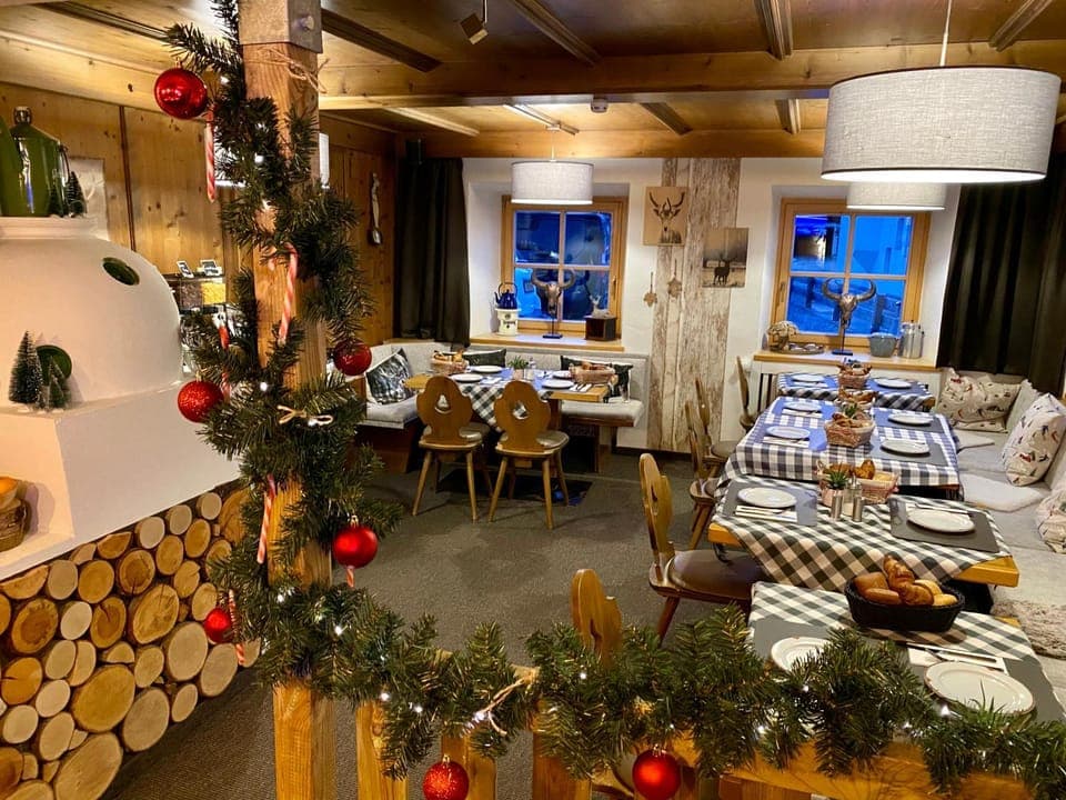 Restaurant/places to eat, Seating area, Dining area, Food