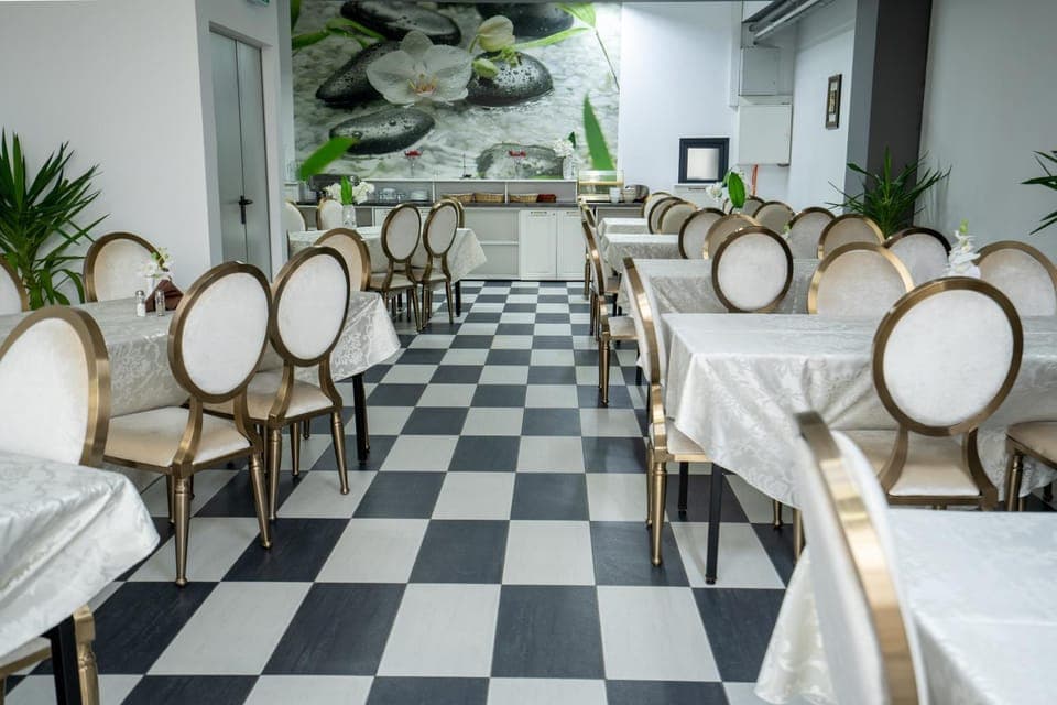 Restaurant/places to eat, Banquet/Function facilities, Seating area