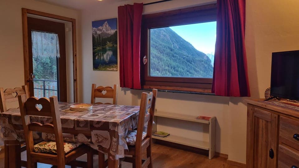 Natural landscape, TV and multimedia, Dining area, Mountain view